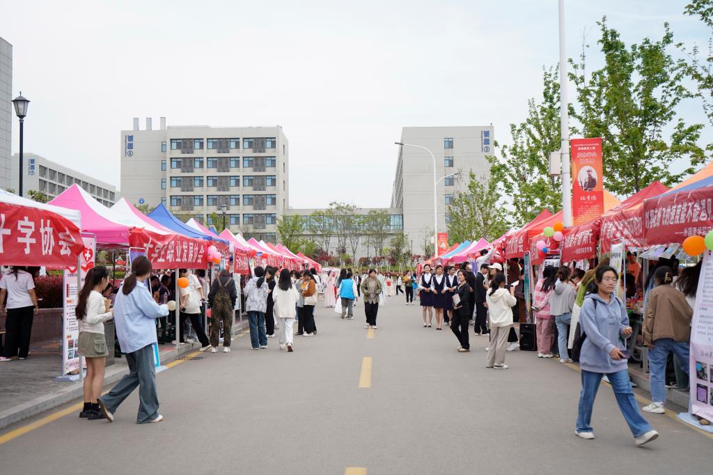 20240417易倍emc官网第十六届科技文化艺术节开幕式5.JPG